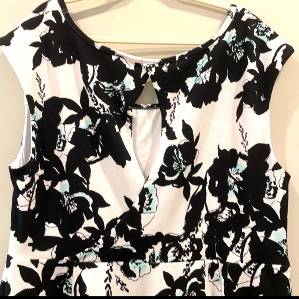 EUC TORRID FLORAL DRESS 4X - Picture 3 of 5